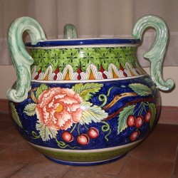 vaso base tavolo decoro fascia blu con ciliegie e gardenie su fondo verde