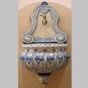 fontana in ceramica decoro bianco ed azzurro